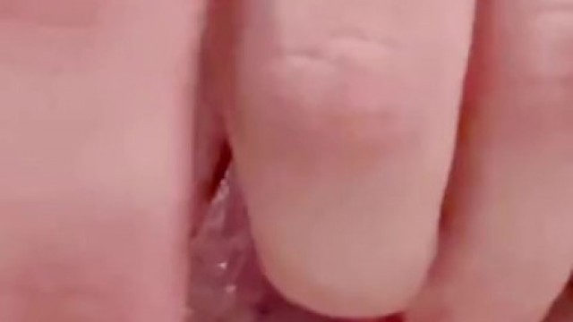 【個人撮影】パイパンおまんこから白濁愛液♡潮吹きでシーツがびしょ濡れ
