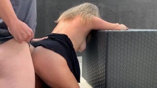 Ci sono i muratori mentre la scopo nel culo sul balcone