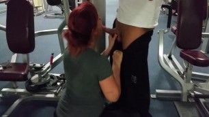Ins Gesicht gespritzt beim Sport im Fitnesstudio