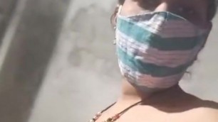 Hot desi girl is showing boobs, video