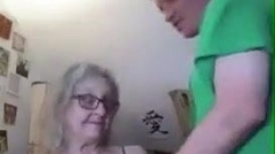 Yasli annesinin agzina veriyor granny mom anne ogul ensest