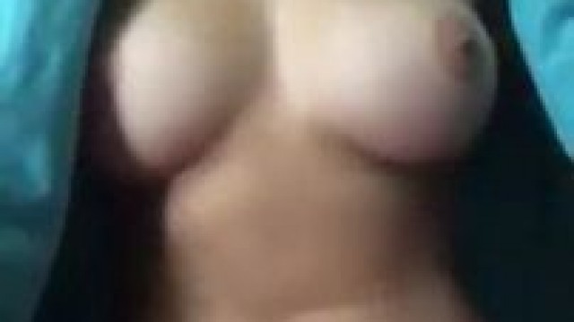 ricas tetas y dedeo cachondo