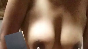 Ricas tetas con grandes pezones saltando cuando me monta