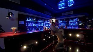 Eric Manly y Eva autumn haciendo un cunnilingus en la barra vip de la sala Luxx