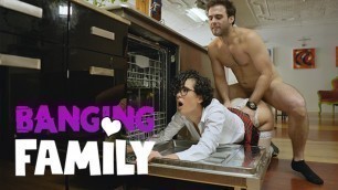 Banging Family - She Is In the Dishwasher when He Fuck Her!